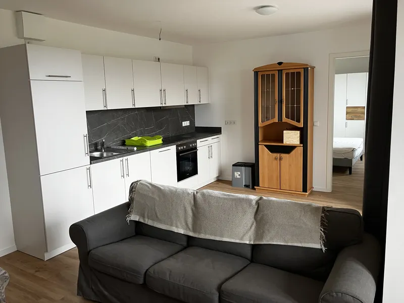 Erstbezug mit Balkon und Einbauküche: Stilvolle 2-Raum-Wohnung mit geh. Innenausstattung — photo 1